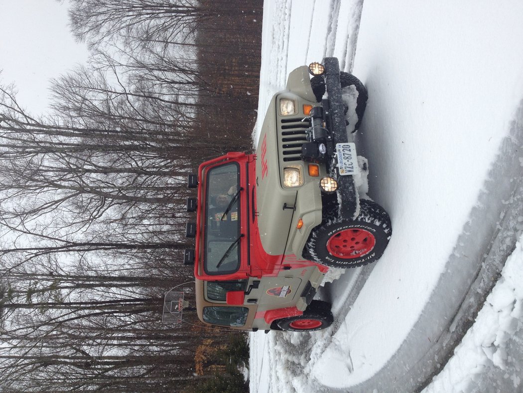 I had some fun diving the jeep in the snow we finally got a couple weeks ago.